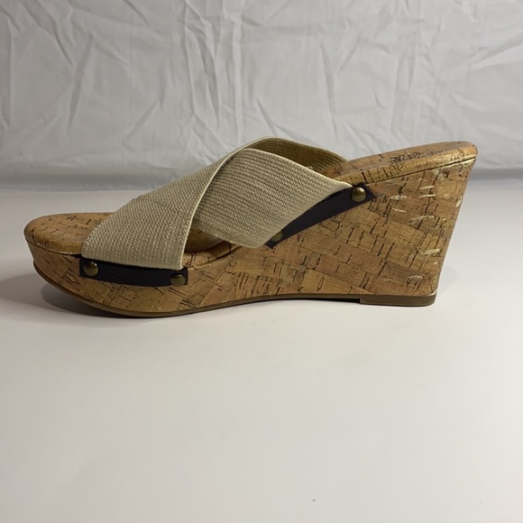 Brand Faded Glory. Size 7 1/2. Color tan, cream, brown, gold. - Picture 3 of 8
